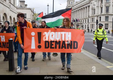 London, Großbritannien. April 2024. Demonstranten in Whitehall. Jugendarbeit, eine pro-palästinensische und klimaaktivistische Gruppe, marschierte in Zentral-London und forderte ein Waffenembargo gegen Israel, während die Kämpfe in Gaza fortgesetzt werden. Die Gruppe fordert auch, dass die britische Regierung keine Öl- und Gaslizenzen mehr ausstellt. Quelle: Vuk Valcic/Alamy Live News Stockfoto