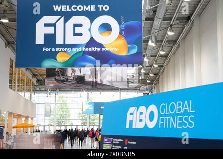 Eroeffnung FIBO 2024 Eindruecke und Impressionen von fitnessbegeisterten Besucherinnen und Besucher am Messeeinganz zur Fitnessmesse FIBO 2024, der weltgroessten Messe für Fitness, Gesundheit und Wellness, 11.04.2024, Köln Köln Nordrhein-Westfalen Deutschland *** Eröffnung FIBO 2024 Impressionen und Impressionen von Fitnessbegeisterten am Eingang zur Fitnessmesse FIBO 2024, die weltgrößte Fachmesse für Fitness, Gesundheit und Wellness, 11 04 2024, Köln Köln Nordrhein-Westfalen Stockfoto