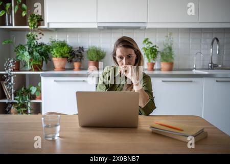 Beschäftigte Buchhalterin freischaffende Frau, die zu Hause arbeitet und sich über die Ergebnisse der Finanzberichte verärgert fühlt Stockfoto