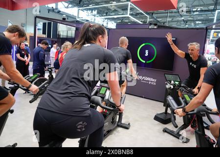 Eroeffnung FIBO 2024 Eindruecke und Impressionen von Sportlern und fitnessbegeisterten Besucherinnen und Besucher beim Testen an Sportgeraeten und Spinning Fahrraeder auf der FIBO 2024, der weltgroessten Messe für Fitness, Gesundheit und Wellness, 11.04.2024, Köln Nordrhein-Westfalen Deutschland *** Eröffnung FIBO 2024 Impressionen und Impressionen von Athleten und Fitnessbegeisterten, die Sportgeräte und Spinnräder auf der FIBO 2024, der weltgrößten Messe für Fitness, Gesundheit und Wellness, 11 04 2024, Köln Köln Nordrhein-Westfalen, testen Stockfoto