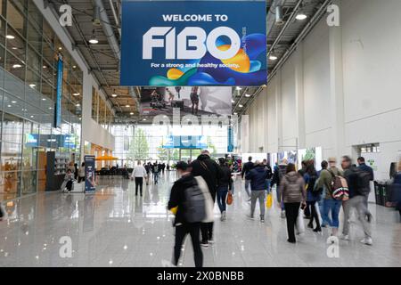 Eroeffnung FIBO 2024 Eindruecke und Impressionen von fitnessbegeisterten Besucherinnen und Besucher am Messeeinganz zur Fitnessmesse FIBO 2024, der weltgroessten Messe für Fitness, Gesundheit und Wellness, 11.04.2024, Köln Köln Nordrhein-Westfalen Deutschland *** Eröffnung FIBO 2024 Impressionen und Impressionen von Fitnessbegeisterten am Eingang zur Fitnessmesse FIBO 2024, die weltgrößte Fachmesse für Fitness, Gesundheit und Wellness, 11 04 2024, Köln Köln Nordrhein-Westfalen Stockfoto