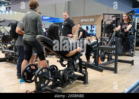 Eroeffnung FIBO 2024 Eindruecke und Impressionen von Sportlern und fitnessbegeisterten Besucherinnen und Besucher beim Testen an neuen Sportgeraeten auf der FIBO 2024, der weltgroessten Messe für Fitness, Gesundheit und Wellness, 11.04.2024, Köln Köln Nordrhein-Westfalen Deutschland *** Eröffnung FIBO 2024 Impressionen und Impressionen von Athleten und Fitnessbegeisterten, die auf der FIBO 2024, der weltgrößten Messe für Fitness, Gesundheit und Wellness, 11 04 2024, Köln Köln Nordrhein-Westfalen, neue Sportgeräte testen Stockfoto