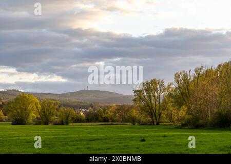 Abendstimmung im Taunus die Landschaft bei Wehrheim mit Blick zum Großen Feldberg ist im Abendlicht zu sehen., Wehrheim Hessen Deutschland *** Abendstimmung im Taunus die Landschaft bei Wehrheim mit Blick auf den Großen Feldberg ist im Abendlicht zu sehen Stockfoto