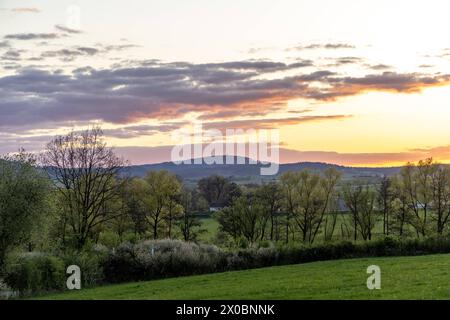 Abendstimmung im Taunus die Landschaft bei Wehrheim ist im Abendlicht zu sehen., Wehrheim Hessen Deutschland *** Abendstimmung im Taunus die Landschaft bei Wehrheim ist im Abendlicht zu sehen, Wehrheim Hessen Deutschland Stockfoto