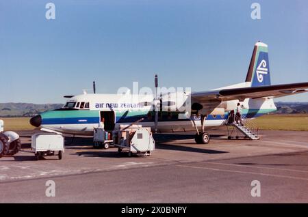 Air New Zealand Fokker F27-100 Freundschaftsflugzeug ZK-BXE namens Kereru. Neulieferung (an New Zealand National Airways Corporation - NAC) am 30. August 1961, dann mit ANZ und Verkauf an Goa Way als VT-ROY am 18. Oktober 1992. 1993 wurde das Flugzeug als Ausbildungsflugzeug für Ingenieurschulen genutzt. Gesehen am Napier Airport, Hawke's Bay, Neuseeland im Jahr 1988 Stockfoto