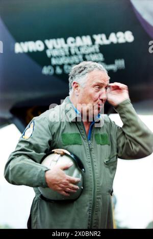 Der Autor Frederick Forsyth nahm 2003 die Kontrolle über den Avro Vulcan XL426 für eine Taxifahrt auf der Start- und Landebahn am Flughafen Southend auf. Der Autor diente bei der Royal Air Force für seinen Nationaldienst und flog 1950er de Havilland Vampire Kampfjets und brachte seinen eigenen Flughelm aus dieser Zeit mit. Stockfoto