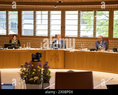 Vaduz, Liechtenstein. April 2024. Von rechts, Premierminister Dr. Daniel Risch, ehrenwerter Frick Albert, Präsident des liechtensteinischen Parlaments. Die liechtensteinische Parlamentsdebatte über Einbürgerungen auf der Landtagung im April 2024. Quelle: SOPA Images Limited/Alamy Live News Stockfoto