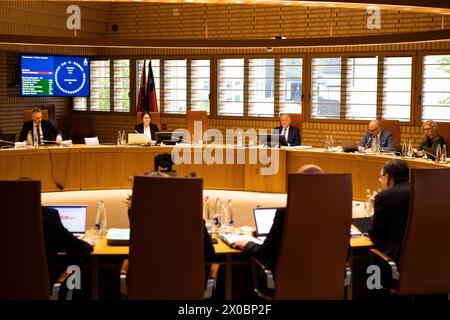 Vaduz, Liechtenstein. April 2024. Von rechts, stellvertretende Premierministerin Sabine Monauni, Premierminister Dr. Daniel Risch und ehrenwerter Frick Albert, Präsident des Liechtensteiner Parlaments, die liechtensteinische Parlamentarische Debatte über Einbürgerungen auf der landtagssitzung im April 2024. Quelle: SOPA Images Limited/Alamy Live News Stockfoto