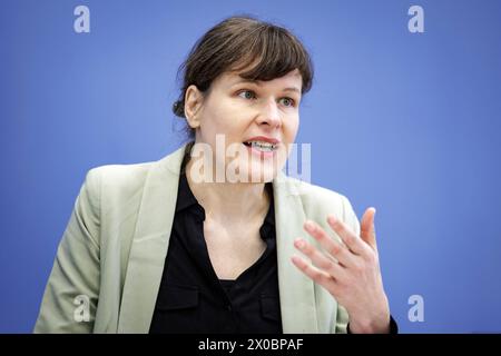 Stefanie Langkamp, Geschaeftsfuehrerin Politik der Klima-Allianz Deutschland, aufgenommen im Rahmen einer Pressekonferenz zum Thema Kuerzungen abwenden, Zukunftsinvestitionen sichergestellt: Für einen Kurswechsel in der Finanz- und Haushaltspolitik in der Bundespressekonferenz. Berlin, 11.04.2024. Berlin Deutschland *** Stefanie Langkamp, Politikleiterin der Klimaallianz Deutschland, berichtete auf einer Pressekonferenz zum Thema Abwendung von Kürzungen, Sicherung zukünftiger Investitionen für einen Kurswechsel in der Finanz- und Haushaltspolitik auf der Bundespressekonferenz Berlin, 11 04 2024 Berlin Germany Cop Stockfoto