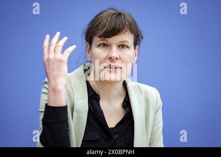 Stefanie Langkamp, Geschaeftsfuehrerin Politik der Klima-Allianz Deutschland, aufgenommen im Rahmen einer Pressekonferenz zum Thema Kuerzungen abwenden, Zukunftsinvestitionen sichergestellt: Für einen Kurswechsel in der Finanz- und Haushaltspolitik in der Bundespressekonferenz. Berlin, 11.04.2024. Berlin Deutschland *** Stefanie Langkamp, Politikleiterin der Klimaallianz Deutschland, berichtete auf einer Pressekonferenz zum Thema Abwendung von Kürzungen, Sicherung zukünftiger Investitionen für einen Kurswechsel in der Finanz- und Haushaltspolitik auf der Bundespressekonferenz Berlin, 11 04 2024 Berlin Germany Cop Stockfoto