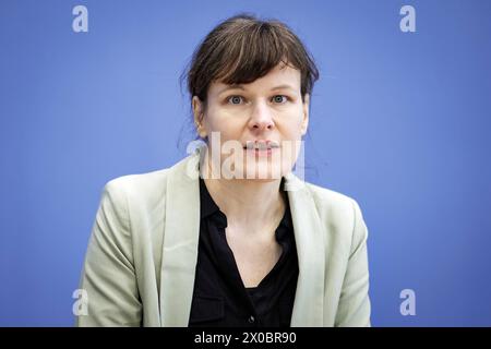 Stefanie Langkamp, Geschaeftsfuehrerin Politik der Klima-Allianz Deutschland, aufgenommen im Rahmen einer Pressekonferenz zum Thema Kuerzungen abwenden, Zukunftsinvestitionen sichergestellt: Für einen Kurswechsel in der Finanz- und Haushaltspolitik in der Bundespressekonferenz. Berlin, 11.04.2024. Berlin Deutschland *** Stefanie Langkamp, Politikleiterin der Klimaallianz Deutschland, berichtete auf einer Pressekonferenz zum Thema Abwendung von Kürzungen, Sicherung zukünftiger Investitionen für einen Kurswechsel in der Finanz- und Haushaltspolitik auf der Bundespressekonferenz Berlin, 11 04 2024 Berlin Germany Cop Stockfoto