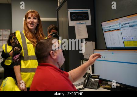 Angela Rayner, stellvertretende Vorsitzende der Labour Party, während eines Besuchs im Busdepot Perry Barr in Birmingham, um den Plan der Labour Party für ein besseres Busnetz in ganz England darzulegen. Bilddatum: Donnerstag, 11. April 2024. Stockfoto