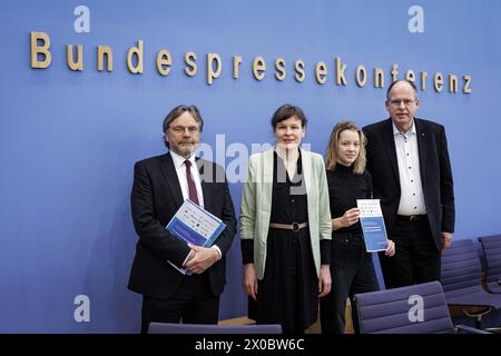 L-R Michael Gross, Vorsitzender des Praesidiums des AWO-Bundesverbands, Stefanie Langkamp, Geschaeftsfuehrerin Politik der Klima-Allianz Deutschland, Carla Reemtsma, Fridays for Future, und Stefan Koerzell, Mitglied des Geschaeftsfuehrenden Bundesvorstands des Deutschen Gewerkschaftsbundes DGB, aufgenommen im Rahmen einer Pressekonferenz zum Thema Kuerzungen abwenden, Zukunftsinvestitionen sichergestellt: Für einen Kurswechsel in der Finanz- und Haushaltspolitik. Berlin, 11.04.2024. Berlin Deutschland *** L R Michael Gross, Vorsitzender des Exekutivkomitees des AWO-Bundesverbandes, St. Stockfoto