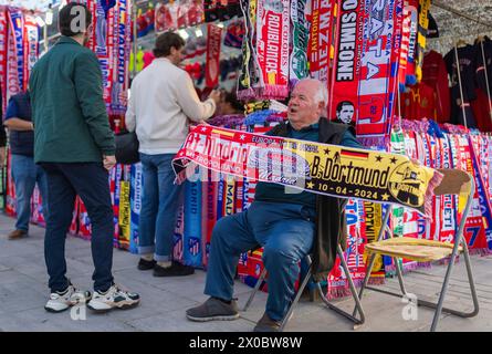 Madrid Spanien. April 2024. Fanschal Verkäufer in Madrid vorm Stadion Atletico Madrid - Borussia Dortmund 10.04.2024 Copyright (nur für journalis Stockfoto