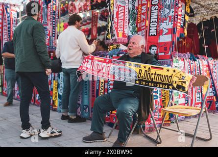Madrid Spanien. April 2024. Fanschal Verkäufer in Madrid vorm Stadion Atletico Madrid - Borussia Dortmund 10.04.2024 Copyright (nur für journalis Stockfoto