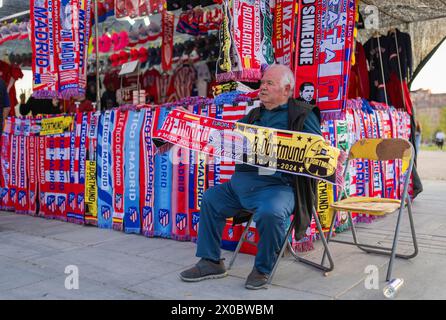 Madrid Spanien. April 2024. Fanschal Verkäufer in Madrid vorm Stadion Atletico Madrid - Borussia Dortmund 10.04.2024 Copyright (nur für journalis Stockfoto
