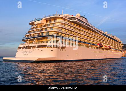 Dubrovnik, Kroatien. 10. April 2024: Erster Halt der Saison für das Kreuzfahrtschiff Viking Star im berühmten kroatischen Hafen. Dieses wunderschöne Schiff in Menschengröße ist das führende und erste Schiff der gleichnamigen Klasse der Viking Ocean Cruises Passagierschiffe. Viking Holdings hat ein F-1-Formular bei der Securities and Exchange Commission (SEC) vor dem geplanten Börsengang eingereicht. Die Kreuzfahrtlinie plant, an der New Yorker Börse unter dem Ticker „VIK“ zu debütieren, während der Bau der nächsten 6 Schiffe beschleunigt wird und 4 weitere Schiffe in Option sind. Quelle: Kevin Izorce/Alamy Live News Stockfoto