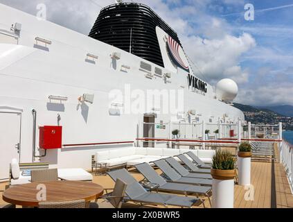 Dubrovnik, Kroatien. 10. April 2024: Erster Halt der Saison für das Kreuzfahrtschiff Viking Star im berühmten kroatischen Hafen. Dieses wunderschöne Schiff in Menschengröße ist das führende und erste Schiff der gleichnamigen Klasse der Viking Ocean Cruises Passagierschiffe. Viking Holdings hat ein F-1-Formular bei der Securities and Exchange Commission (SEC) vor dem geplanten Börsengang eingereicht. Die Kreuzfahrtlinie plant, an der New Yorker Börse unter dem Ticker „VIK“ zu debütieren, während der Bau der nächsten 6 Schiffe beschleunigt wird und 4 weitere Schiffe in Option sind. Quelle: Kevin Izorce/Alamy Live News Stockfoto