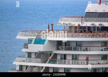 Dubrovnik, Kroatien. 10. April 2024: Erster Halt der Saison für das Kreuzfahrtschiff Viking Star im berühmten kroatischen Hafen. Dieses wunderschöne Schiff in Menschengröße ist das führende und erste Schiff der gleichnamigen Klasse der Viking Ocean Cruises Passagierschiffe. Viking Holdings hat ein F-1-Formular bei der Securities and Exchange Commission (SEC) vor dem geplanten Börsengang eingereicht. Die Kreuzfahrtlinie plant, an der New Yorker Börse unter dem Ticker „VIK“ zu debütieren, während der Bau der nächsten 6 Schiffe beschleunigt wird und 4 weitere Schiffe in Option sind. Quelle: Kevin Izorce/Alamy Live News Stockfoto