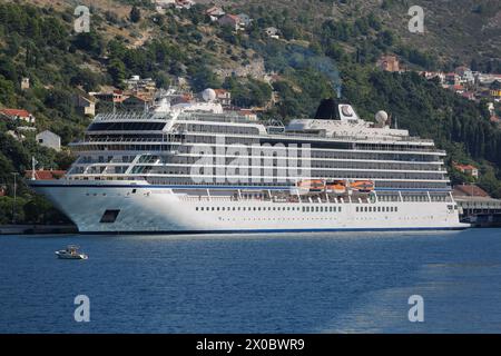 Dubrovnik, Kroatien. 10. April 2024: Erster Halt der Saison für das Kreuzfahrtschiff Viking Star im berühmten kroatischen Hafen. Dieses wunderschöne Schiff in Menschengröße ist das führende und erste Schiff der gleichnamigen Klasse der Viking Ocean Cruises Passagierschiffe. Viking Holdings hat ein F-1-Formular bei der Securities and Exchange Commission (SEC) vor dem geplanten Börsengang eingereicht. Die Kreuzfahrtlinie plant, an der New Yorker Börse unter dem Ticker „VIK“ zu debütieren, während der Bau der nächsten 6 Schiffe beschleunigt wird und 4 weitere Schiffe in Option sind. Quelle: Kevin Izorce/Alamy Live News Stockfoto