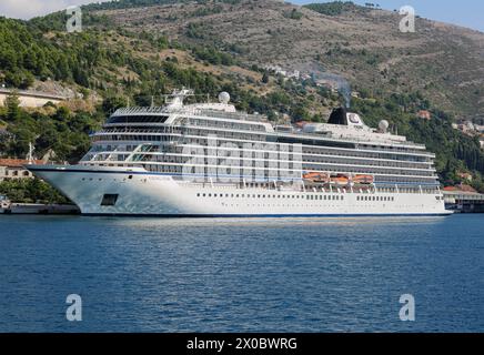 Dubrovnik, Kroatien. 10. April 2024: Erster Halt der Saison für das Kreuzfahrtschiff Viking Star im berühmten kroatischen Hafen. Dieses wunderschöne Schiff in Menschengröße ist das führende und erste Schiff der gleichnamigen Klasse der Viking Ocean Cruises Passagierschiffe. Viking Holdings hat ein F-1-Formular bei der Securities and Exchange Commission (SEC) vor dem geplanten Börsengang eingereicht. Die Kreuzfahrtlinie plant, an der New Yorker Börse unter dem Ticker „VIK“ zu debütieren, während der Bau der nächsten 6 Schiffe beschleunigt wird und 4 weitere Schiffe in Option sind. Quelle: Kevin Izorce/Alamy Live News Stockfoto