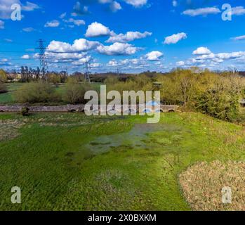 Ein Blick aus der Vogelperspektive über Wiesen in Richtung Packhorse Bridge neben dem Grand Union Canal in Aylestone Meadows, Leicester, Großbritannien im Frühling Stockfoto