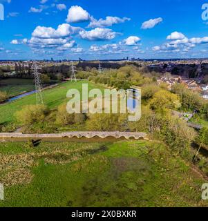 Ein Blick aus der Vogelperspektive über Wiesen in Richtung Packhorse Bridge neben dem Grand Union Canal in Aylestone Meadows, Leicester, Großbritannien im Frühling Stockfoto