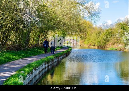 Ein Blick auf den Grand Union Canal in Aylestone Meadows, Leicester, Großbritannien an einem hellen Frühlingstag Stockfoto