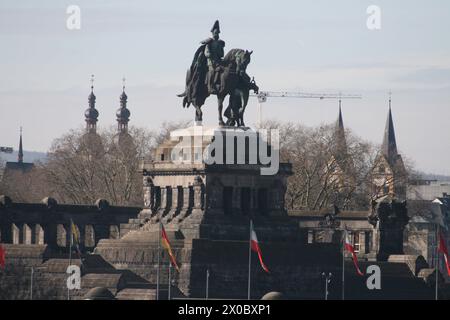 Kaiser-Wilhelm-Denkmal am Deutschen Eck das Kaiser-Wilhelm-Denkmal am Deutschen Eck in Koblenz wurde in den Jahren 1895 bis 1897 im Monumentalstil errichtet. *** Kaiser-Wilhelm-Denkmal am Deutschen Eck das Kaiser-Wilhelm-Denkmal am Deutschen Eck in Koblenz wurde zwischen 1895 und 1897 im monumentalen Stil errichtet Copyright: XStopperx/xEibner-Pressefotox EP asr Stockfoto