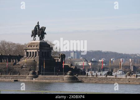 Kaiser-Wilhelm-Denkmal am Deutschen Eck das Kaiser-Wilhelm-Denkmal am Deutschen Eck in Koblenz wurde in den Jahren 1895 bis 1897 im Monumentalstil errichtet. *** Kaiser-Wilhelm-Denkmal am Deutschen Eck das Kaiser-Wilhelm-Denkmal am Deutschen Eck in Koblenz wurde zwischen 1895 und 1897 im monumentalen Stil errichtet Copyright: XStopperx/xEibner-Pressefotox EP asr Stockfoto