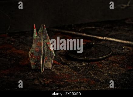 Stillleben mit Origami-roten Vögeln Stockfoto
