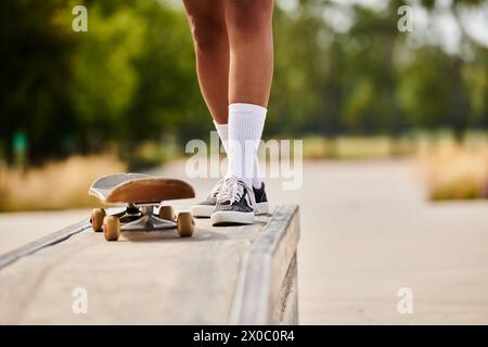 Eine junge Afroamerikanerin fährt auf einer Rampe in einem Skatepark Skateboard und stellt ihre Fähigkeiten unter Beweis. Stockfoto