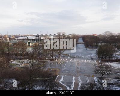 Gefrorener Kanal im Badepark in der europäischen Stadt Warschau in Polen bei Masowien, bewölkter Himmel an 2019 kalten, sonnigen Wintertag im Februar. Stockfoto