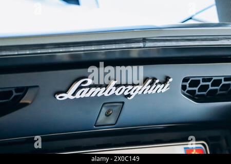 Monaco, Monaco - 20. Januar 2024: Nahaufnahme des Lamborghini-Logos auf einem Auto in Monaco Stockfoto