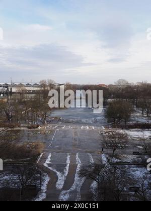 Blick auf den gefrorenen Kanal im Badepark in Europa Warschau Stadt Polen bei Masowien, bewölkter Himmel an 2019 kalten sonnigen Wintertag am Februar - vertikal Stockfoto