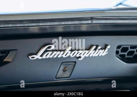 Monaco, Monaco - 20. Januar 2024: Nahaufnahme des Lamborghini-Logos auf einem Auto in Monaco Stockfoto
