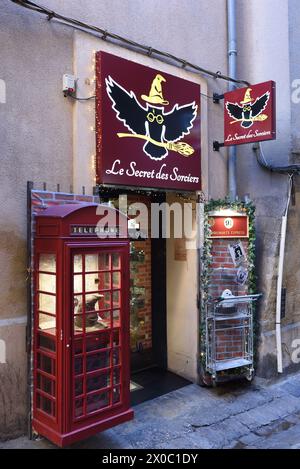 Harry Potter Themenladen oder Magic Shop für Hexen und Zauberer mit British Red Telephone Boxen Aix-en-Provence Frankreich Stockfoto