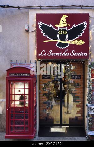 Harry Potter Themenladen oder Magic Shop für Hexen und Zauberer mit British Red Telephone Boxen Aix-en-Provence Frankreich Stockfoto