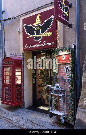 Harry Potter Themenladen oder Magic Shop für Hexen und Zauberer mit British Red Telephone Boxen Aix-en-Provence Frankreich Stockfoto