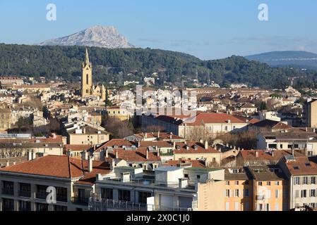 Panoramablick über die Dächer von Aix-en-Provence mit dem Mont oder Montagne Sainte-Victoire in der Ferne Provence Frankreich Stockfoto