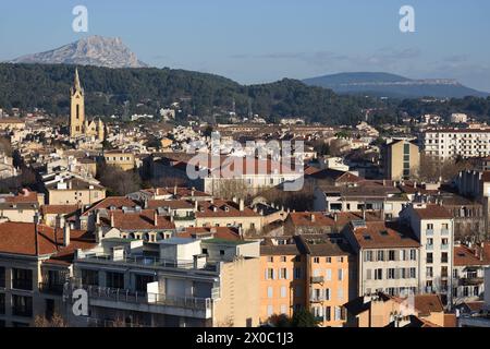 Panoramablick über die Dächer von Aix-en-Provence mit dem Mont oder Montagne Sainte-Victoire in der Ferne Provence Frankreich Stockfoto