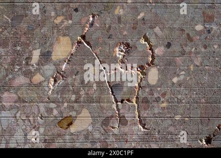 Zeitgenössisches Graffiti oder Ätzen im Marmorbruch des primitiven Mannes mit Speer oder Pfeil, Montagne Sainte-Victoire Mountain in der Nähe von Aix-en-Provence Frankreich Stockfoto