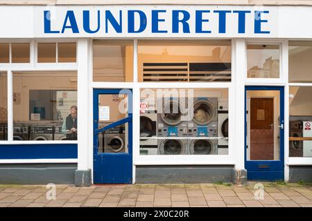 Waschsalon in Teignmouth, Devon, England. Farbfotografie. Stockfoto