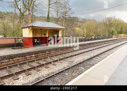 Ein alter Landbahnhof, Bahnsteig, Gleis, bedeckter Tag, keine Leute Stockfoto