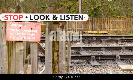 Stop Look Hinweisschild, warnt die Öffentlichkeit, beim Überqueren einer Bahnlinie zu beachten, Verkehrsbahnhofskonzept Stockfoto