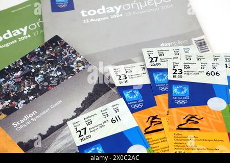 Tickets und offizieller Zuschauerführer des Stadions für die Olympischen Sommerspiele 2004 in Athen Stockfoto