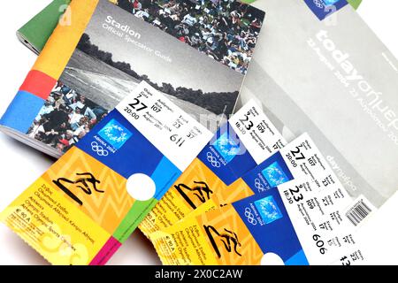 Tickets und offizieller Zuschauerführer des Stadions für die Olympischen Sommerspiele 2004 in Athen Stockfoto