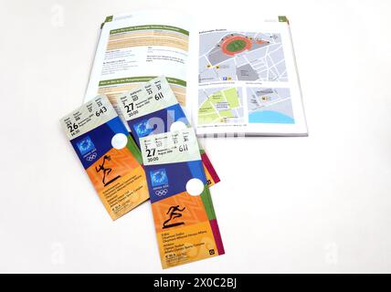 Tickets und offizieller Zuschauerführer des Stadions für die Olympischen Sommerspiele 2004 in Athen Stockfoto