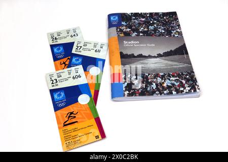 Tickets und offizieller Zuschauerführer des Stadions für die Olympischen Sommerspiele 2004 in Athen Stockfoto