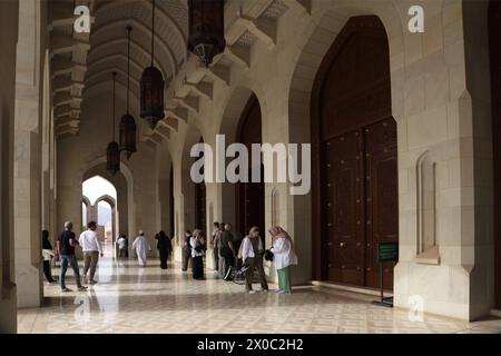 Sultan Qaboos Grand Moschee Besucher in Arcade (Riwaq) Muscat Oman Stockfoto